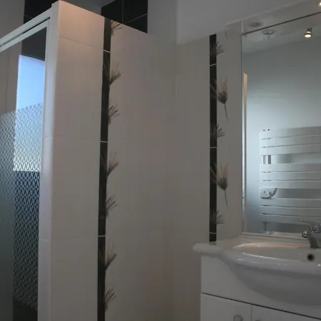 Maison Proche Avec Jardin, - Fr-1-22-166 Semesterbostad